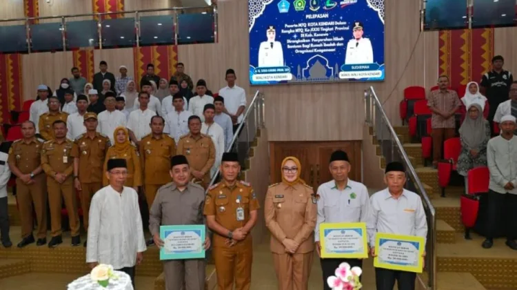 Pemkot Kendari Lepas Kafilah MTQ Ke-XXXI  dan Serahkan Dana Hibah Rumah Ibadah