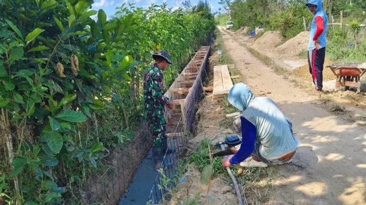 Antisipasi Banjir, Babinsa Lainea Bersama Warga Perbaiki Drainase