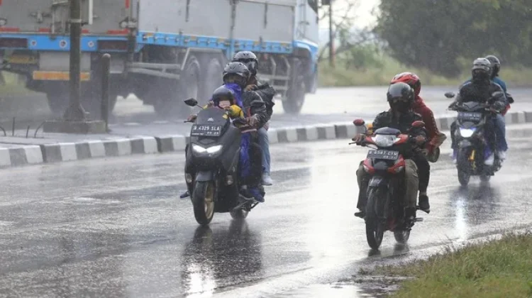 Musim Hujan Tiba, Pengendara Motor Diminta Lebih Waspada