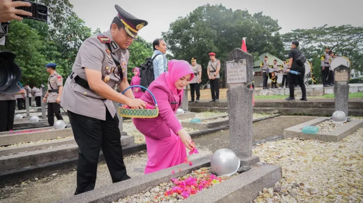 Dirlantas Polda Sultra Tabur Bunga di TMP Watubangga Kendari