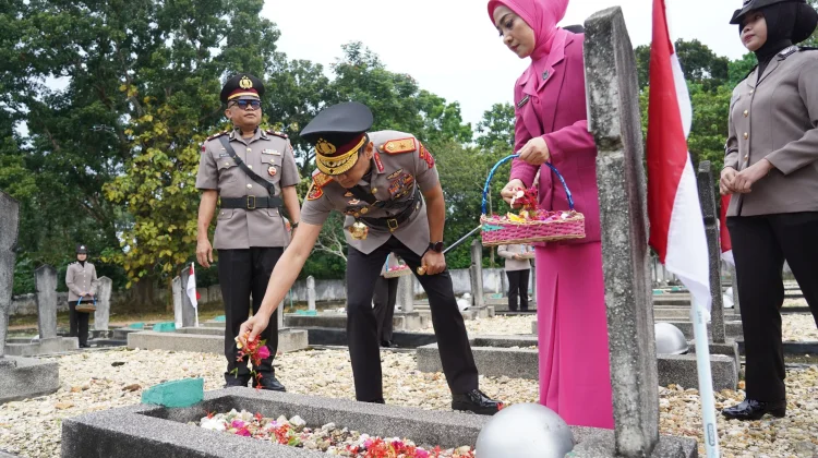 Kapolda Sultra Ziarah dan Tabur Bunga di TMP Watubangga