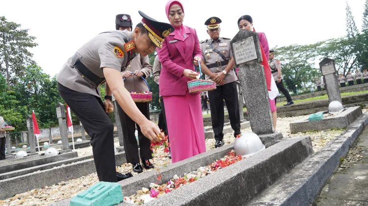 Kapolda Sultra Ziarah Makam Pahlawan Sambut Hari Bhayangkara Ke-80