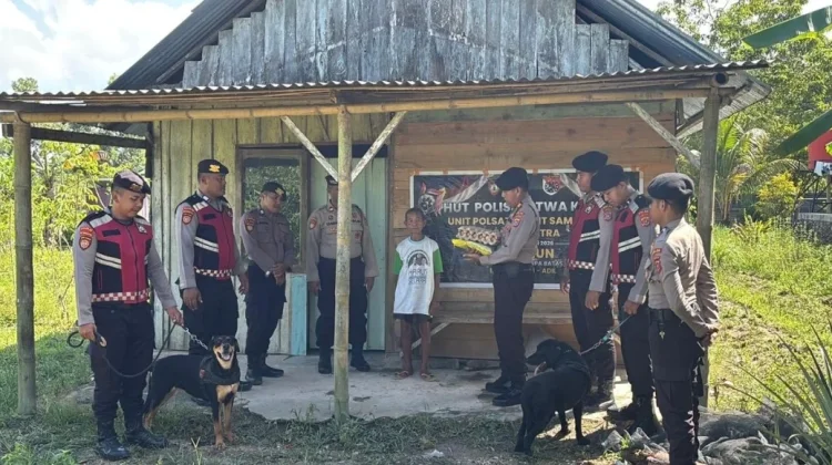 Sambut HUT ke-67, Unit Polsatwa Polda Sultra Bersihkan Masjid dan Bagi Sembako