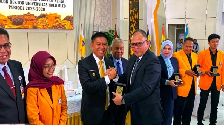 Bupati Konsel Terima Penghargaan Panelis UHO