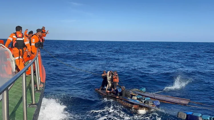 Tiga Korban Kapal Tenggelam di Perairan Buton Ditemukan Selamat