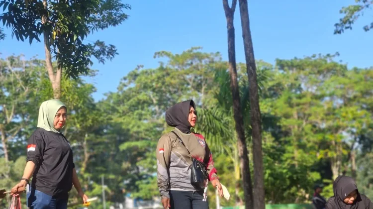 Kasatpol PP Kendari Ajak Warga Gotong Royong Bersihkan Taman Kota
