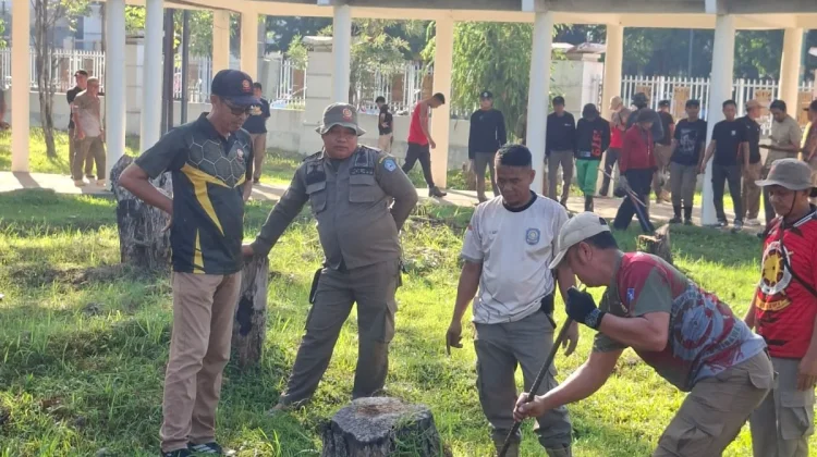Kasatpol PP Kendari Ajak Warga Gotong Royong Bersihkan Taman Kota