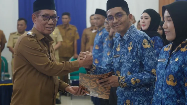 Plt Bupati Koltim Lantik PNS dan Ambil Sumpah ASN