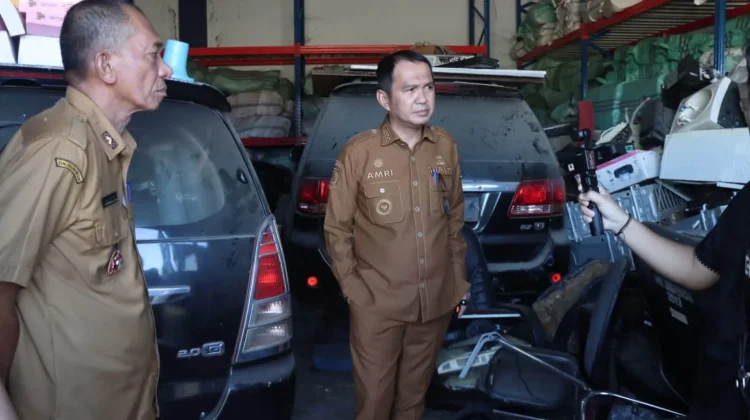 Bupati Kolaka Tinjau Gudang Aset, Percepat Penataan dan Lelang Kendaraan Dinas.