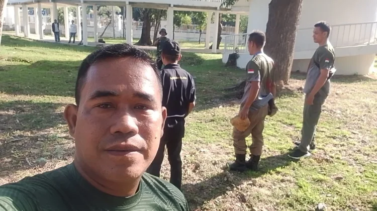 ASN PNS dan PPPK Satpol PP Kendari Turun Kerja Bakti Tata Taman Kota