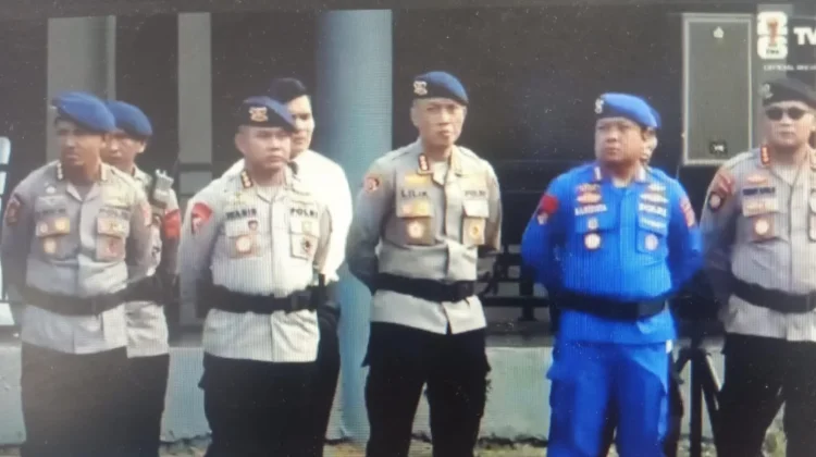 Kapolda Sultra Apresiasi Kinerja Brimob, Serahkan Ribuan Perlengkapan Personel