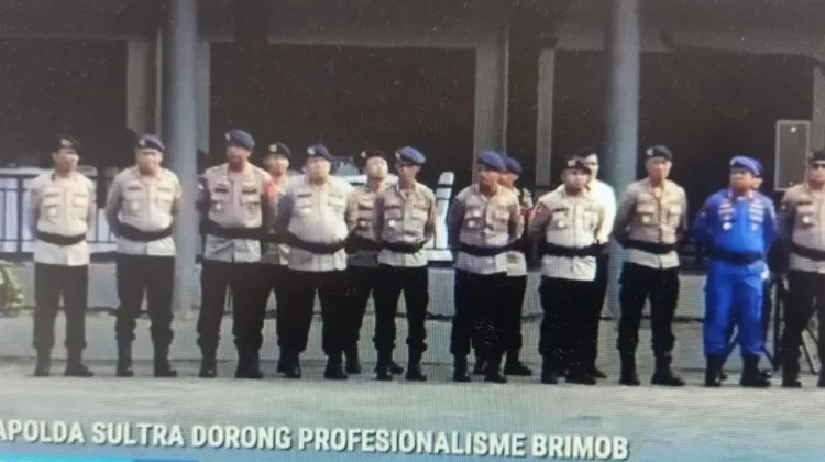 Kapolda Sultra Apresiasi Kinerja Brimob, Serahkan Ribuan Perlengkapan Personel