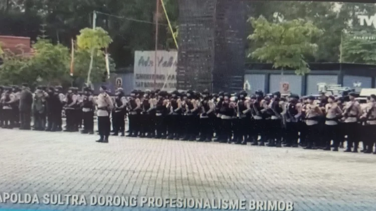 Kapolda Sultra Apresiasi Kinerja Brimob, Serahkan Ribuan Perlengkapan Personel