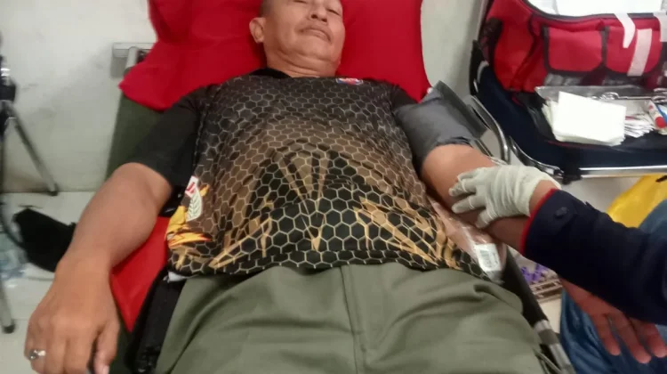 Pejabat Satpol PP Kota Kendari Ikut Donor Darah, Dinyatakan Layak Donorkan Darah