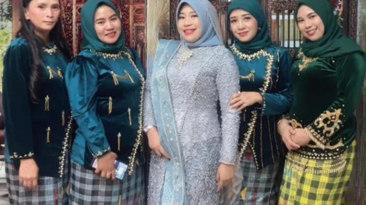 Busana Adat Tolaki Berbalut Tenun Warnai Pernikahan di Hotel Kubah 9