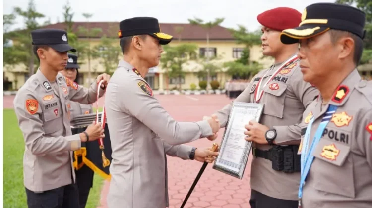 Kapolda Sultra beri Penghargaan Kepada 18 Personel Berprestasi