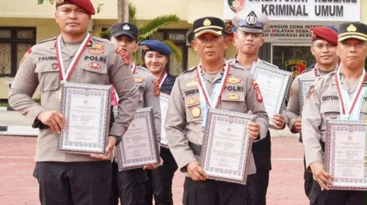 Kapolda Sultra beri Penghargaan Kepada 18 Personel Berprestasi