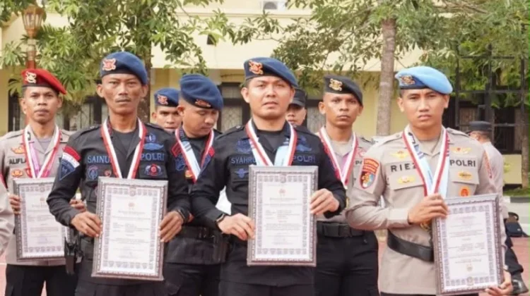 Kapolda Sultra beri Penghargaan Kepada 18 Personel Berprestasi