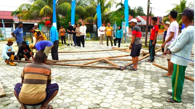 Sekda Konawe Tinjau Progres Pembangunan Rumah Adat