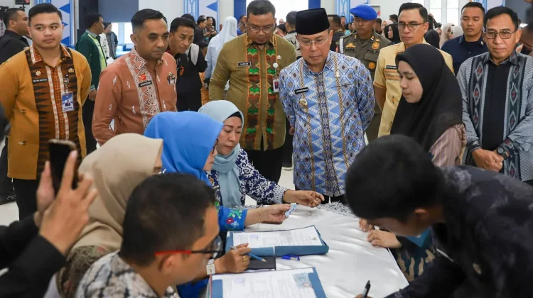 Gubernur Sultra Serahkan Rapel Gaji Enam Bulan bagi PPPK Paruh Waktu
