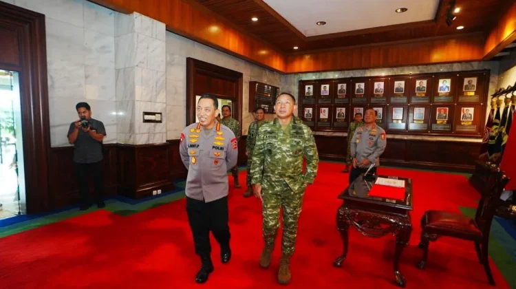 Kapolri Perkuat Soliditas TNI-Polri lewat Silaturahmi dengan Panglima