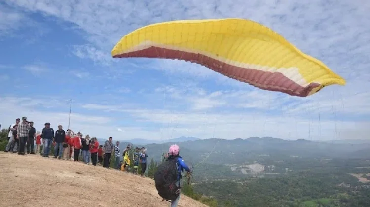 Wisata Paralayang Sani-Sani Kolaka Tawarkan Sensasi Liburan Berbeda