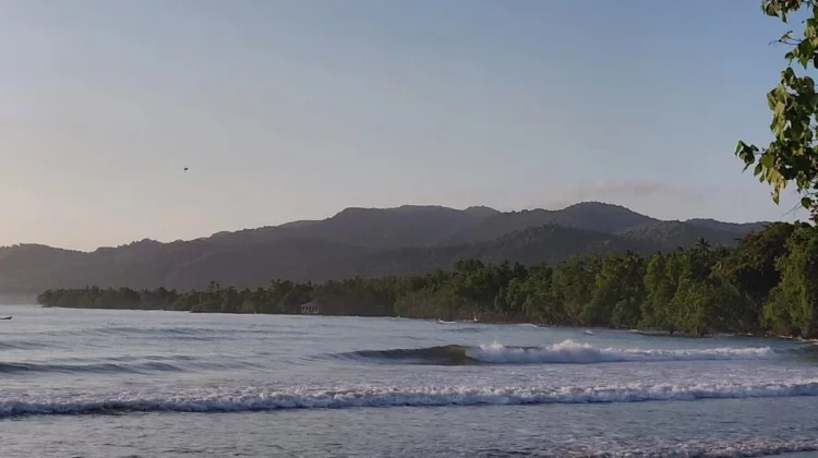 Pesona Ombak Pagi yang Menenangkan di Pantai Batu Gong