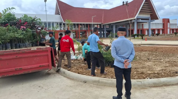 Pemkab Konawe Selatan Dukung Penghijauan SMA Garuda