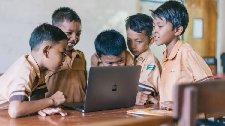 Terapkan Aturan Digital Wujudkan Internet Aman Anak