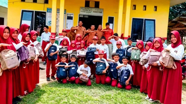 Camat Palangga Konsel Salurkan Seragam Sekolah Gratis