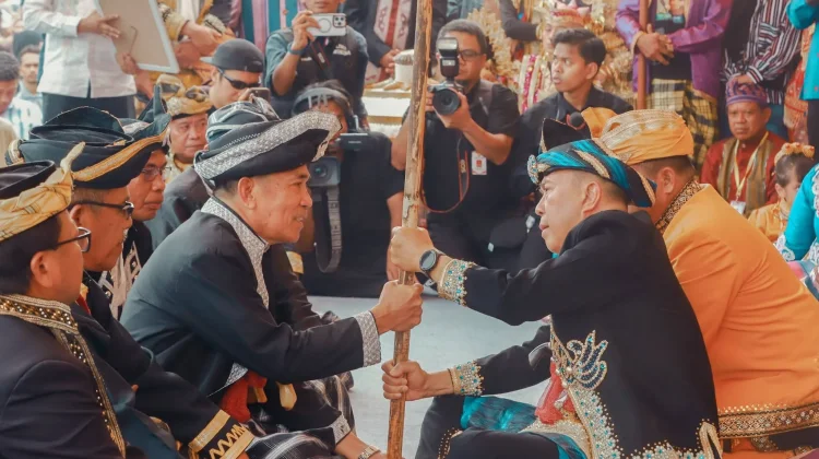 Gubernur Sultra Terima Gelar Adat Muna Sangia Mondono Wite Bhalano