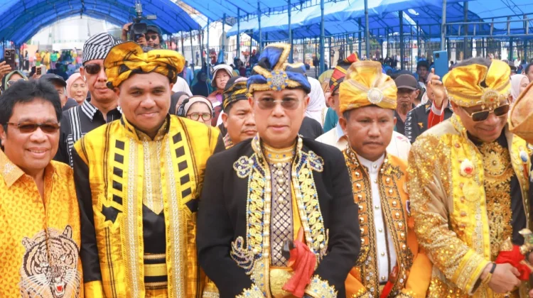 Gubernur Sultra Terima Gelar Adat Muna Sangia Mondono Wite Bhalano