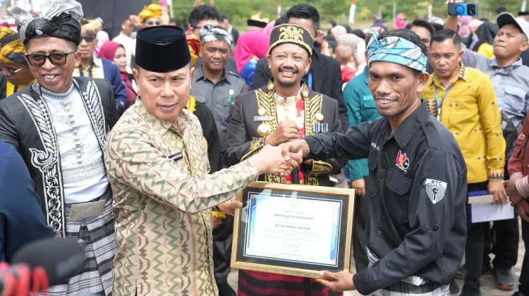 Pakande-Kandea Warnai HUT Ke-12 Buton Tengah, Gubernur Serahkan Penghargaan