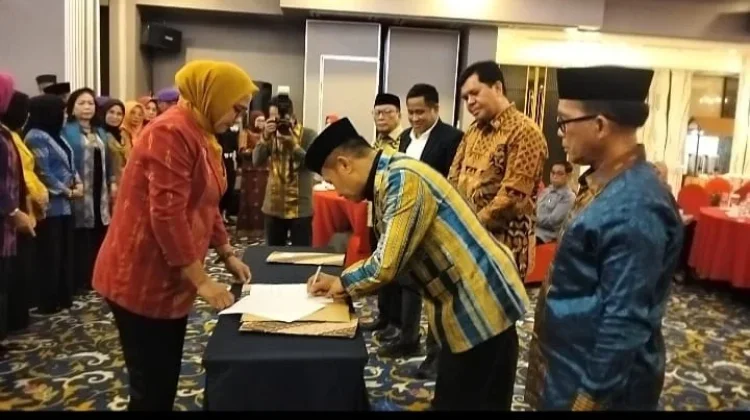 Prof Jamhir Safani Kukuhkan Kepengurusan IKA Unsultra