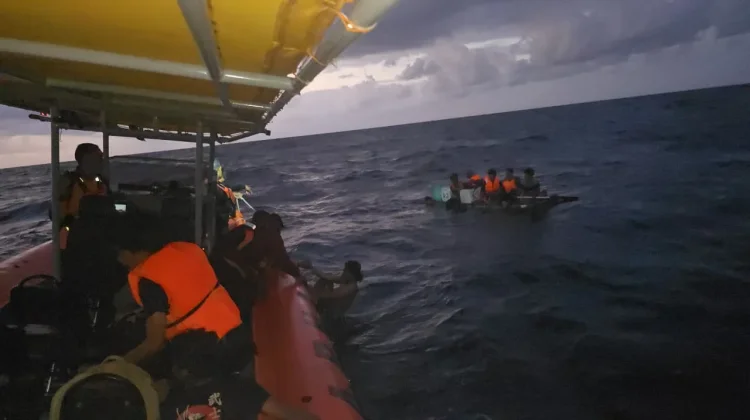 Basarnas Selamatkan Sebelas ABK KM Cahaya Fitra