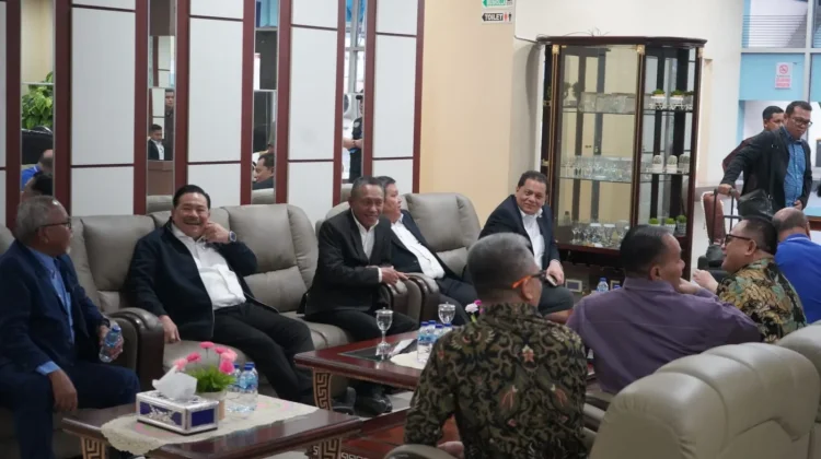 Kakanwil Kemenkum Sultra Antar Kepulangan Wamenko Otto Hasibuan di Bandara