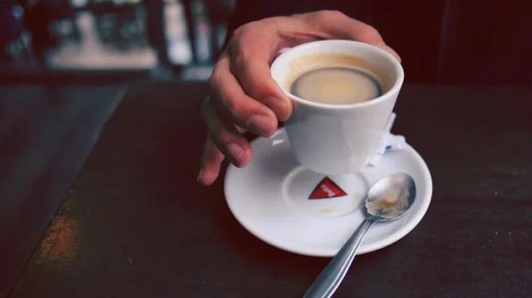 Cara Aman Minum Kopi Pahit untuk Penderita Asam Lambung