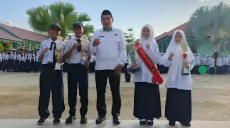 MTsN 1 Kendari Beri Penghargaan bagi Murid Berprestasi Nasional
