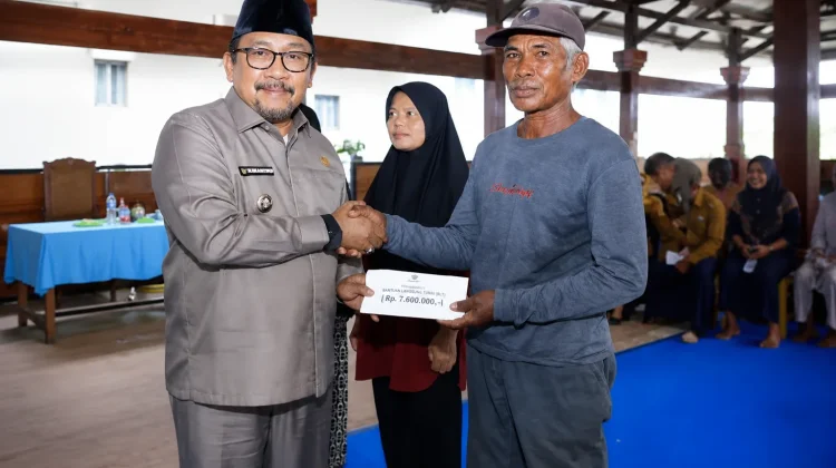 Pemkab Bombana Salurkan Zakat untuk Mustahik