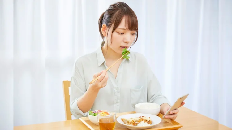 Main HP saat Makan? Kebiasaan Ini Bisa Bikin Kamu Makan Berlebihan!