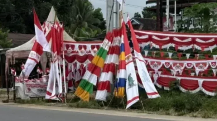 Penjual Bendera Manfaatkan Momentum Kemerdekaan Demi Tambah Penghasilan
