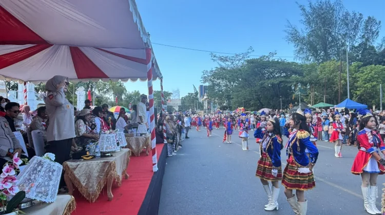 Penampilan Drum Band SDN 84 Kendari Meriahkan Karnaval Juang