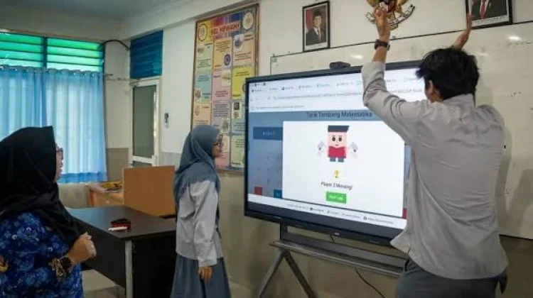 Ribuan Smartboard Masuk Sultra, Pemerintah Genjot Digitalisasi Pembelajaran