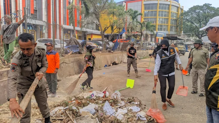 Satpol PP Kendari Tertibkan Pedagang di Bahu Jalan Pasar Kota Lama