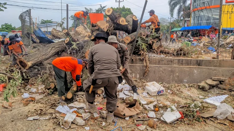 Satpol PP Kendari Tertibkan Pedagang di Bahu Jalan Pasar Kota Lama