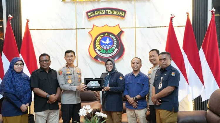Bawaslu Sultra Serahkan Penghargaan Nasional Gakkumdu kepada Kapolda