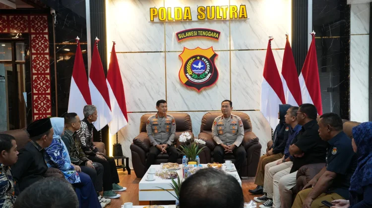 Terima Audiensi KPU dan Bawaslu, Kapolda Sultra Terima Penghargaan