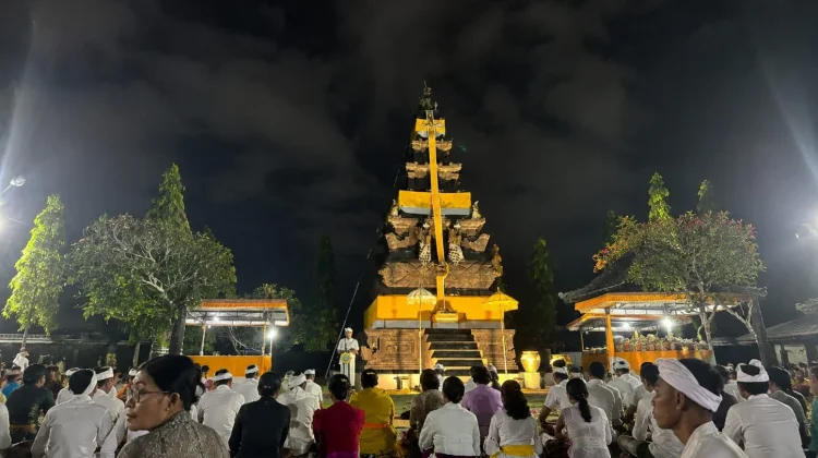 Umat Hindu Kendari Melaksanakan Sembahyang Tilem
