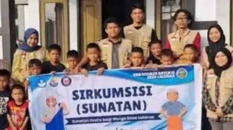 Sunatan Gratis KKN UHO Dekatkan Mahasiswa dengan Warga Lalohao