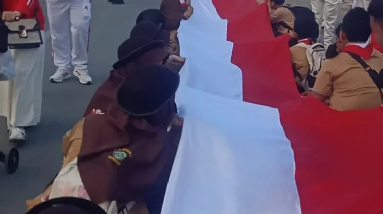Siswa MTsN 1 Kendari Bawa Bendera 81 Meter di Fun Walk